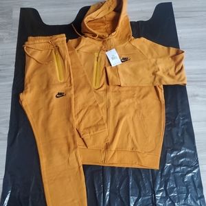 Nike tech sweatsuit